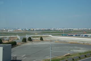 東京モノレールから見た羽田空港旧ターミナル跡地
