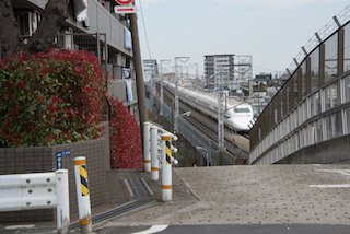 二本木橋から東海道新幹線を望む