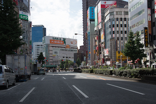 靖国通り 新宿大ガードを望む