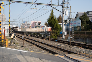 山陰本線並河駅近くの踏切