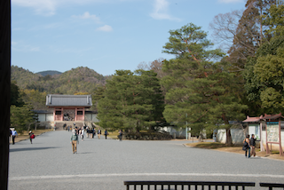 山門から見た仁和寺の境内