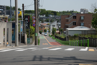 岡本三丁目交差点から砧公園方向を見た風景