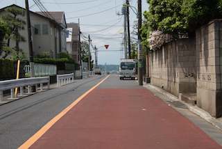 砧公園を背にして岡本三丁目交差点から見た風景