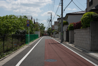 砧公園を左手にして岡本三丁目交差点から見た風景