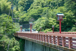 観海寺橋越しにみたホテル跡地