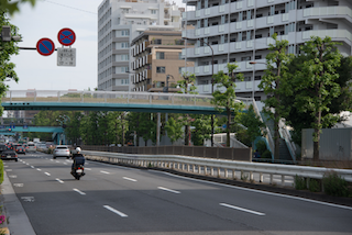 八幡山団地歩道橋を北側から望む