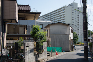 集合住宅を北側から望む