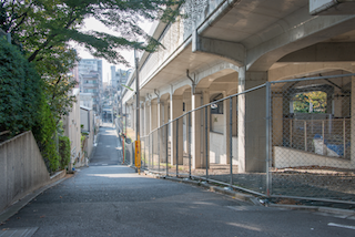 小田急線の踏切跡地付近