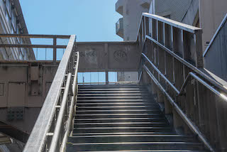 池尻大橋駅近くの歩道橋（階段中腹）