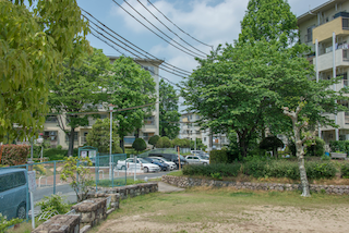 千里津雲台団地 集会所前