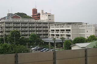 京王線八幡山駅から見た寮
