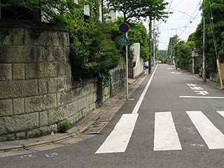 宝来公園南側から伸びる道