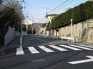 友野健二宅へ向かう万城目たちの自動車が下った坂