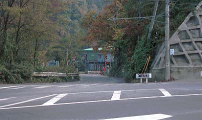 秦野市蛇塚交差点 小田急線の踏切り方向