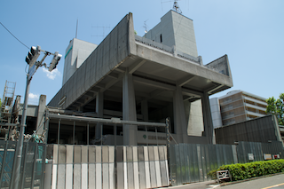 取り壊し中の東京都児童会館の建物