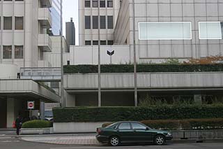 京王プラザホテル本館と南館の谷間