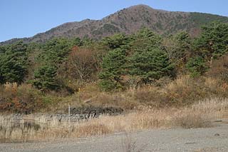 岩場と背景の山