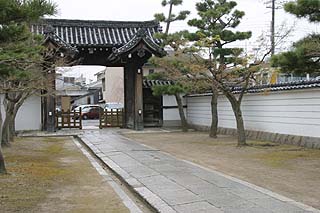 境内から見た妙顕寺の山門