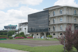 東側からみた本館