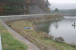 バス停「西湖キャンプ場」前