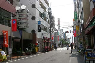 成城学園前駅南側の通り