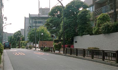 渋谷区東4丁目の坂　国学院大学方向