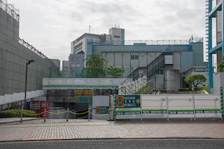 足場で囲まれた渋谷公会堂