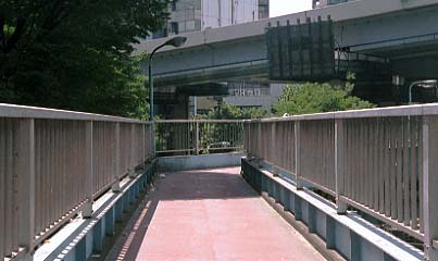 谷町JCT歩道橋　アラシとイデが上ってきた場所